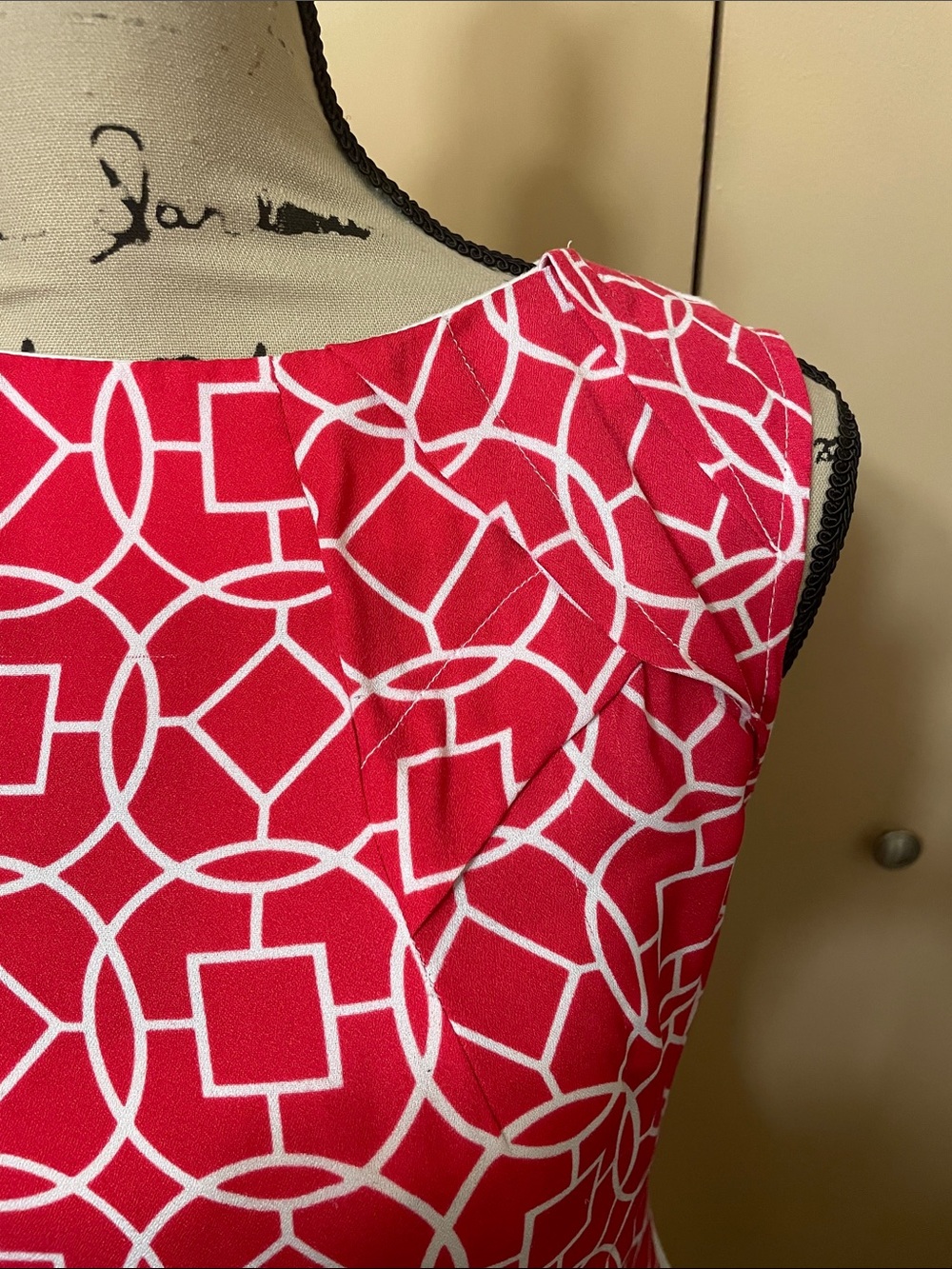 Geometric Print Shell Top - Red & White - Picture 3 of 12